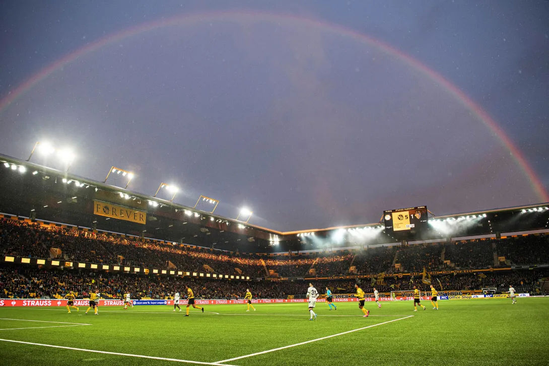 Foto des Stadion Wankdorfs mit einem Regenbogen über dem Stadion